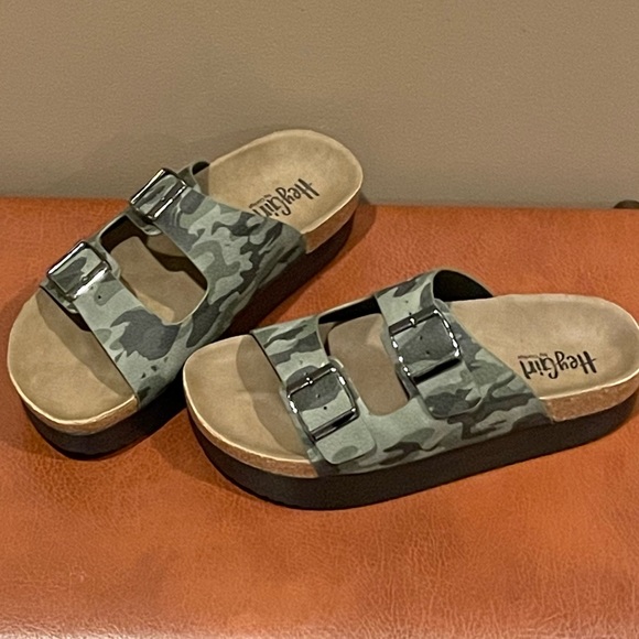 🎉❤️NEW LAST ONE! SALE! Corkys Camo Print Sandals Size 10 - Picture 3 of 4
